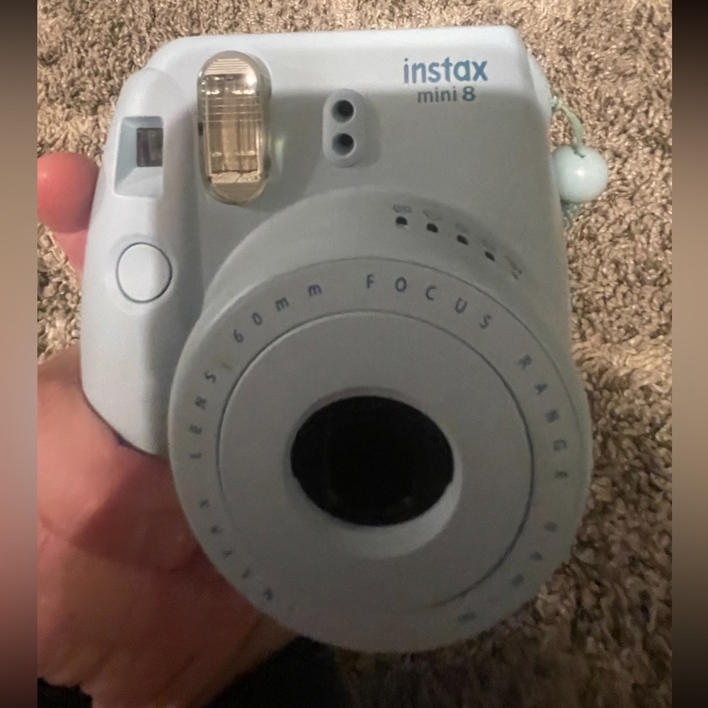 Fujifilm instax mini 8 lens 60mm, focus range 0.6m. Instant print
